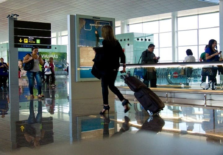 Аэропорт-девушка с чемоданом