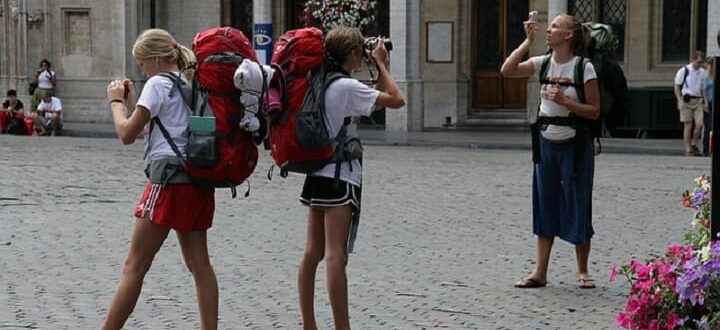 Туристки с рюкзаками